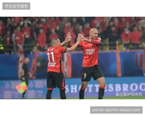 成都蓉城在赛季揭幕战中以一场大胜开启征程,为半程强势表现奠定基调 成都蓉城在赛季揭幕战中以一场大胜开启征程,为半程强势表现奠定基调